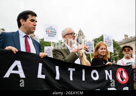 London, Großbritannien. 18. August 2021. Stoppen Sie den Protest der Kriegskoalition vor dem Parlament gegen die aktuellen Entwicklungen in Afghanistan und die Untätigkeit der Regierung. Stockfoto