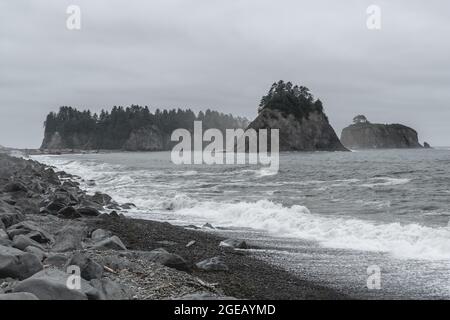 Little James Island steht zwischen Felsformationen am Rialto Beach im Olympic National Park. Stockfoto