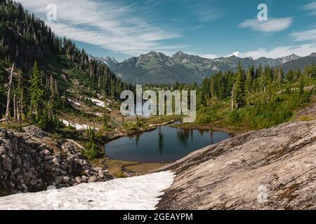 Reflections on Bagley Lakes at Heather Meadows in the Mt. Baker-Snoqualmie National Forest. Stockfoto