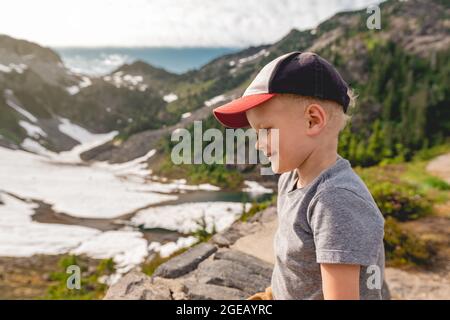 Kleiner Junge beim Wandern auf Heather Meadows im Mt. Baker-Snoqualmie National Forest. Stockfoto