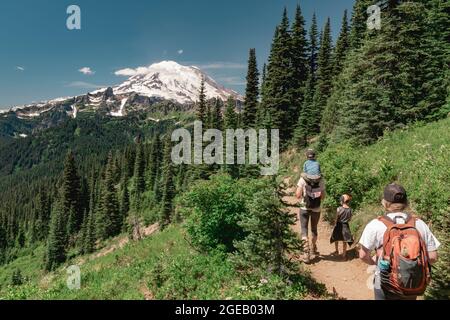 Junge Frauen wandern mit Kindern auf dem Naches Peak Loop Trail in Mt. Rainier National Park Stockfoto