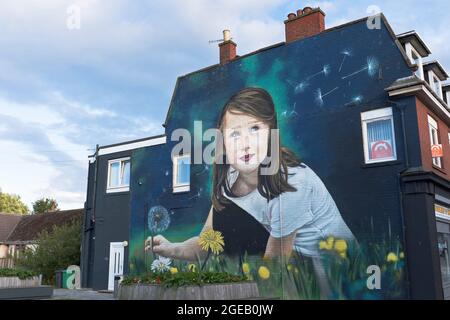 dh High Street Mural COWDENBEATH FIFE Scottish Town Center Square Malerei Kinder Wandbilder Schottland Ende des Gebäudes UK Wandkunst Kunstwerk Haus Künstler Stockfoto