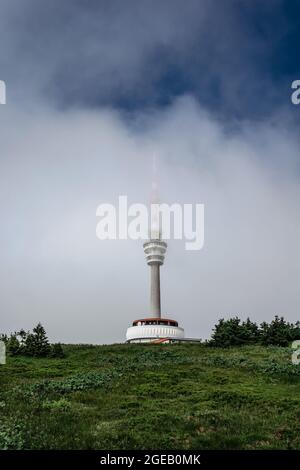 Fernsehsenderturm mit Aussichtsplattform auf dem nebligen Gipfel des Praded,Jeseniky Gebirges,Tschechische republik.Blick auf die malerische Landschaft Stockfoto