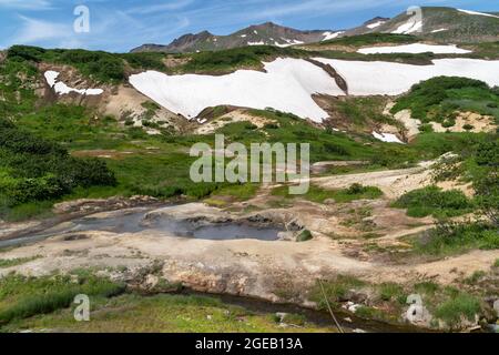 Heiße natürliche Thermalquellen in einem Bergtal auf der Halbinsel Kamtschatka, Russland. Stockfoto