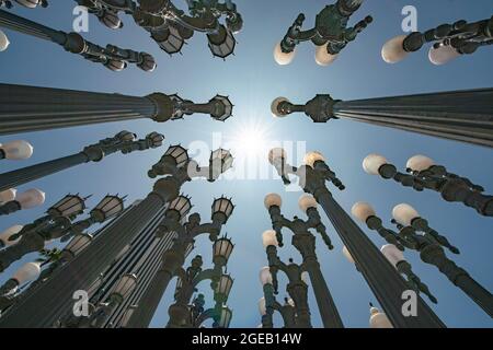 Los Angeles, CA USA / 22. Juni 2018: Low-Angle-Perspektive der ikonischen 'Urban Light'-Skulptur von Chris Burden im Los Angeles County Museum of Art Stockfoto