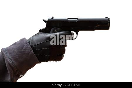 Pistole in Handschuhen. Schütze mit Lederhandschuhen, mit einer Waffe auf weißem Hintergrund isoliert, Nahaufnahme. Killer, Mörderkonzept Stockfoto