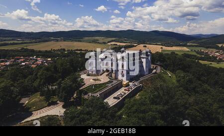 Luftaufnahme der Burg Halicsky im Dorf Halic in der Slowakei Stockfoto