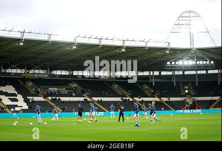 Derby County-Spieler wärmen sich vor dem Anstoß während des Sky Bet Championship-Spiels im MKM-Stadion, Hull, auf. Bilddatum: Mittwoch, 18. August 2021. Stockfoto