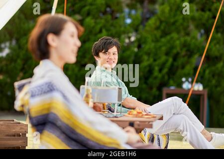 Japanische Freunde mit einer Party im Garten Stockfoto