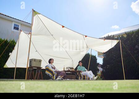 Japanische Freunde mit einer Party im Garten Stockfoto