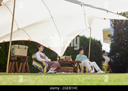 Japanische Freunde mit einer Party im Garten Stockfoto