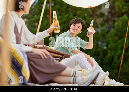 Japanische Freunde mit einer Party im Garten Stockfoto