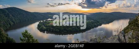 Moldau Hufeisenform Mäander vom Albert Aussichtspunkt in der Nähe von Smilovice, Tschechische Republik. Schöne Landschaft mit Flussschlucht bei Sonnenuntergang. Panoramic