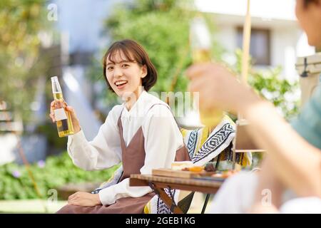 Japanische Freunde mit einer Party im Garten Stockfoto