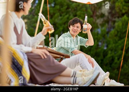 Japanische Freunde mit einer Party im Garten Stockfoto