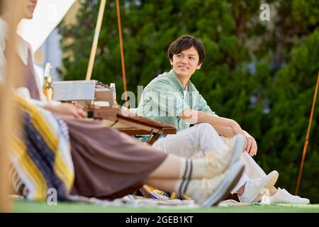 Japanische Freunde mit einer Party im Garten Stockfoto