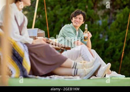 Japanische Freunde mit einer Party im Garten Stockfoto