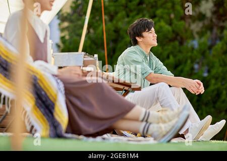 Japanische Freunde mit einer Party im Garten Stockfoto