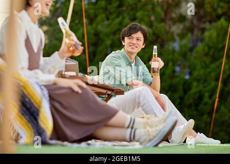 Japanische Freunde mit einer Party im Garten Stockfoto
