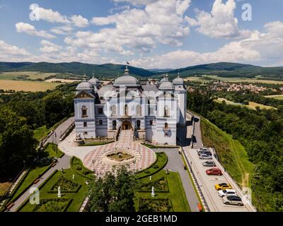 Luftaufnahme der Burg Halicsky im Dorf Halic in der Slowakei Stockfoto