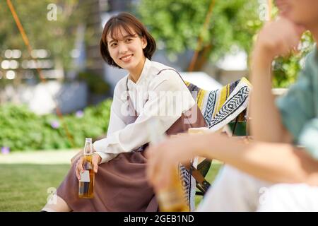 Japanische Freunde mit einer Party im Garten Stockfoto