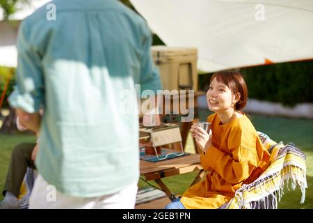 Japanische Freunde mit einer Party im Garten Stockfoto