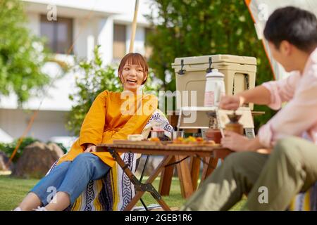 Japanische Freunde mit einer Party im Garten Stockfoto