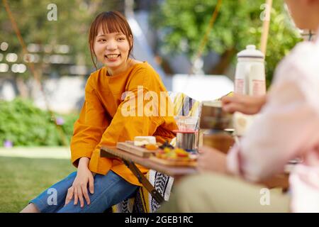 Japanische Freunde mit einer Party im Garten Stockfoto