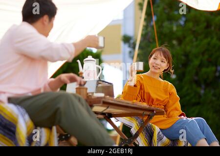 Japanische Freunde mit einer Party im Garten Stockfoto