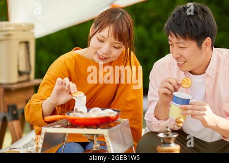 Japanische Freunde mit einer Party im Garten Stockfoto