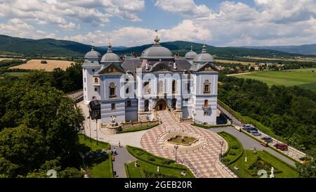 Luftaufnahme der Burg Halicsky im Dorf Halic in der Slowakei Stockfoto