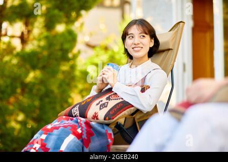 Japanische Frau genießt Zeit im Garten Stockfoto