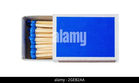 Feld mit Matches auf weißem Hintergrund isoliert. Hölzerne Streichhölzer mit blauen Köpfen in einem ajaren Karton. Leere Streichholzschachtel in Nahaufnahme. Accessoire für den „MACRO“- Stockfoto