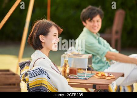 Japanische Freunde mit einer Party im Garten Stockfoto