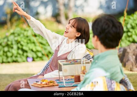 Japanische Freunde mit einer Party im Garten Stockfoto