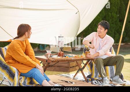 Japanische Freunde mit einer Party im Garten Stockfoto