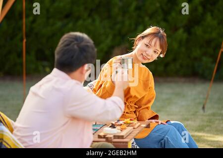 Japanische Freunde mit einer Party im Garten Stockfoto