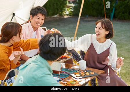 Japanische Freunde mit einer Party im Garten Stockfoto