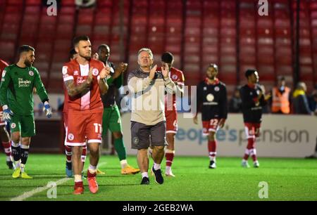 Crawley-Manager John Yems freut sich über den Sieg von 2-1 in der Sky Bet League zwei Spiel zwischen Crawley Town und Salford City im People's Pension Stadium , Crawley , UK - 17. August 2021 - nur für redaktionelle Verwendung. Keine Verkaufsförderung. Für Football-Bilder gelten Einschränkungen für FA und Premier League. Keine Nutzung des Internets/Handys ohne FAPL-Lizenz - für Details wenden Sie sich an Football Dataco Stockfoto