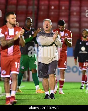 Crawley-Manager John Yems freut sich über den Sieg von 2-1 in der Sky Bet League zwei Spiel zwischen Crawley Town und Salford City im People's Pension Stadium , Crawley , UK - 17. August 2021 - nur für redaktionelle Verwendung. Keine Verkaufsförderung. Für Football-Bilder gelten Einschränkungen für FA und Premier League. Keine Nutzung des Internets/Handys ohne FAPL-Lizenz - für Details wenden Sie sich an Football Dataco Stockfoto