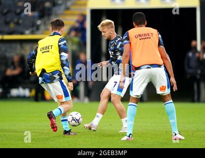 Kamil Jozwiak (Mitte) von Derby County erwärmt sich vor dem Start während des Sky Bet Championship-Spiels im MKM Stadium, Hull. Bilddatum: Mittwoch, 18. August 2021. Stockfoto