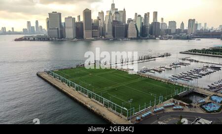 Fußballfeld, Brooklyn Bridge Park Pier 5, Brooklyn, NY, USA Stockfoto