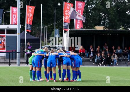 ENSCHEDE, NIEDERLANDE - 18. AUGUST: Die Spieler des FC Twente spielen während des ersten Qualifikationsrunden-Spiels der UEFA Women's Champions League zwischen dem FC Twente und dem FC Nike im Sportclub Enschede am 18. August 2021 in Enschede, Niederlande (Foto: Marcel ter Bals/Orange Picles) Stockfoto