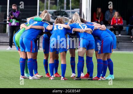 ENSCHEDE, NIEDERLANDE - 18. AUGUST: Die Spieler des FC Twente spielen während des ersten Qualifikationsrunden-Spiels der UEFA Women's Champions League zwischen dem FC Twente und dem FC Nike im Sportclub Enschede am 18. August 2021 in Enschede, Niederlande (Foto: Marcel ter Bals/Orange Picles) Stockfoto