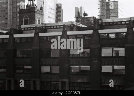 Eine Serie von Fotos, die auf dem barbican Estate auf 35mm in Schwarz-Weiß aufgenommen wurden Stockfoto