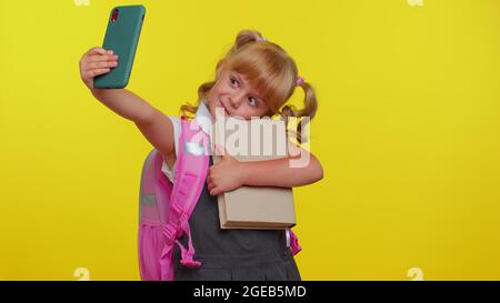 Happy Kid Blogger Grundschule Mädchen nimmt Selfie auf dem Handy, Kommunikation Videoanruf online Stockfoto