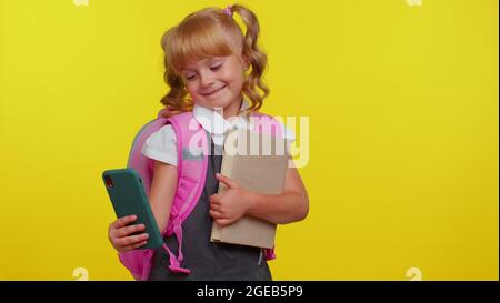 Lustige Kind blogger Grundschule Mädchen nimmt Selfie auf Handy, Kommunikation Videoanruf online Stockfoto