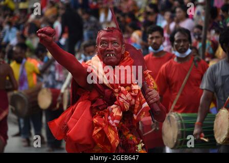 Guwahati, Guwahati, Indien. August 2021. Deodhani-Tänzerin führt Deodhani Nritya (Tanz) während des jährlichen Manasha Puja (Verehrung der Schlangen) im Kamakhya-Tempel in Guwahati Assam Indien am Mittwoch, 18. August 2021 auf (Bildnachweis: © Dasarath Deka/ZUMA Press Wire) Stockfoto