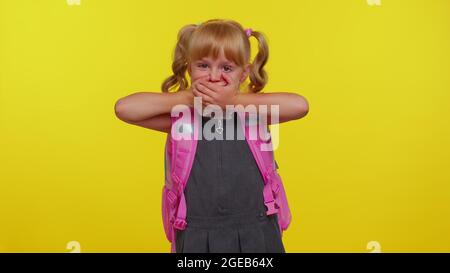 Verängstigtes Schulmädchen, das ihren Mund mit der Hand schloss, eingeschüchtert aussagt, verängstigt über die Kamera-Gesten nein Stockfoto