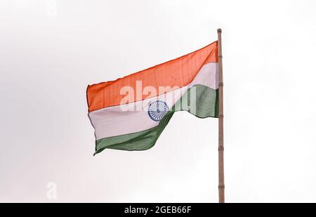 Der Schulleiter hisste am Unabhängigkeitstag die indische Nationalflagge ohne Schüler nach den Standards der vergangenen Jahre vor COVID – 19. Die ländliche Grundschule an der Grenze zwischen Indien und Bangladesch war ein Quarantänezentrum für die indische Grenzschutztruppe (BSF), und die Schüler haben keine Erlaubnis, die Schule zu betreten. Nabin Nagar, Westbengalen; Indien. Stockfoto